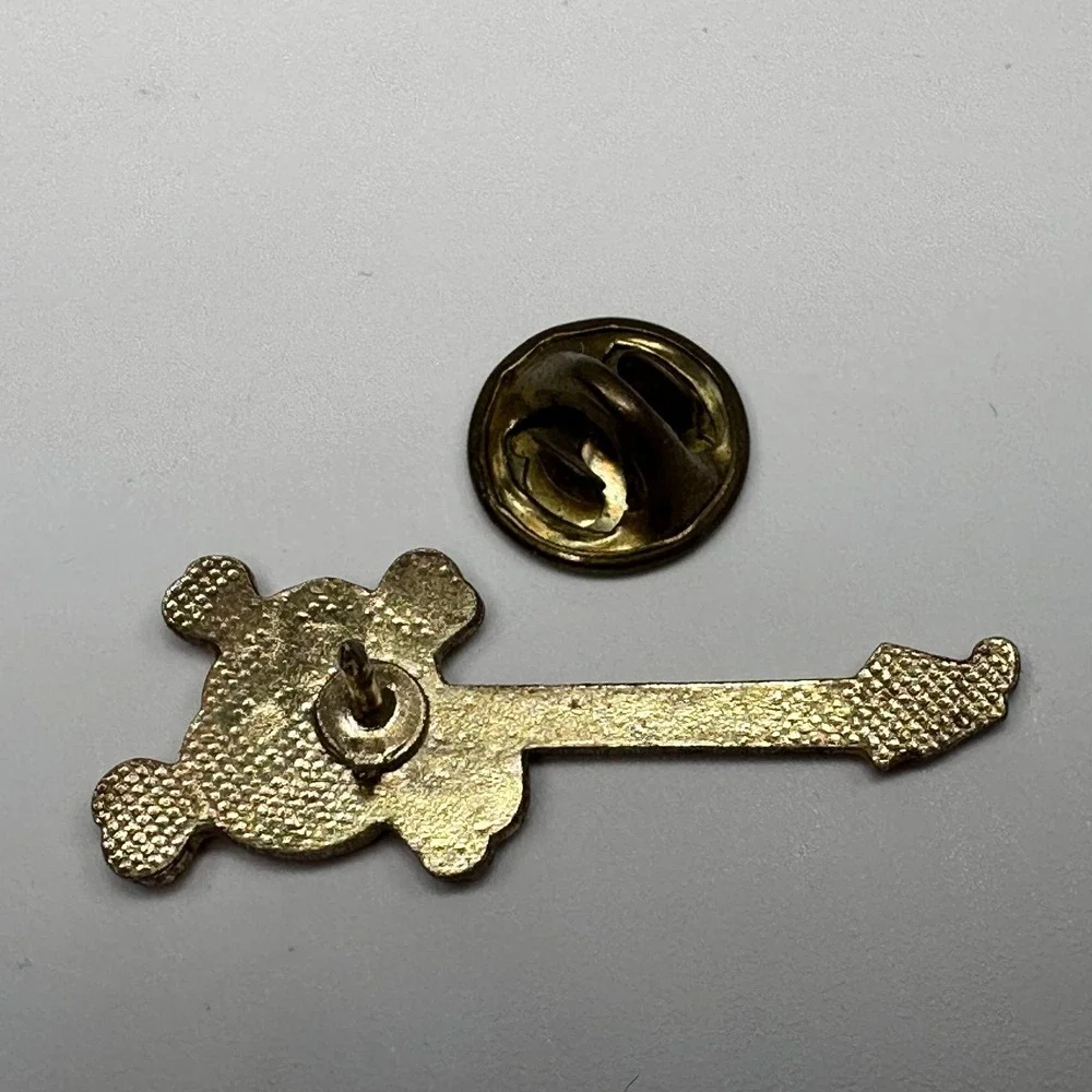 VINTAGE Skull & Crossbones Guitar Lapel Pin‎ Brooch White & Gold-Tone Enamel 1